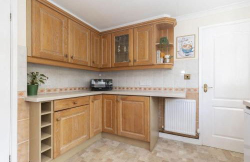Peaceful 3-Bed Cottage in Eastington, near Stonehouse - Photo 8