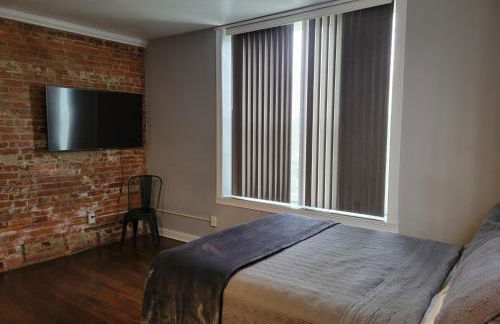 Modern style and comfort near UC - Photo 8