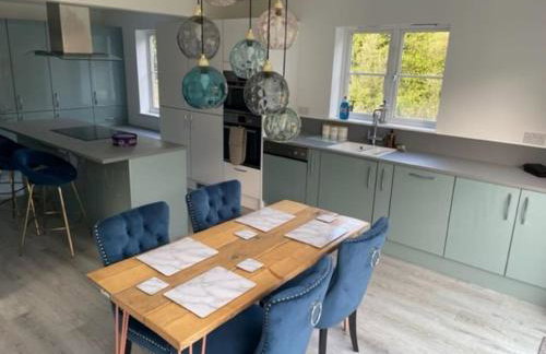 Large 5 Bedroom Family home with parking and WI-FI - Foto 8