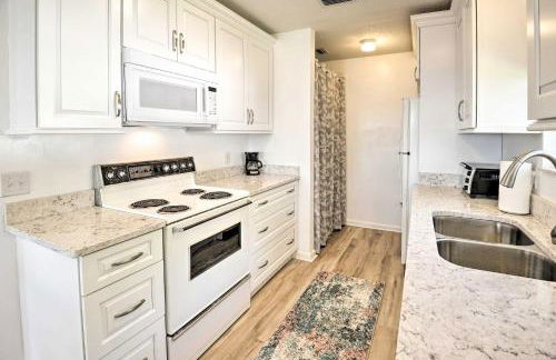 Renovated Crescent Lake Escape with Waterfront Deck! - Foto 18