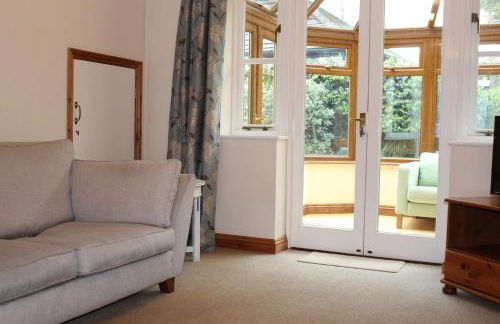 Lymington Courtyard: 4-Bed Modern Cottage Charm - Photo 8