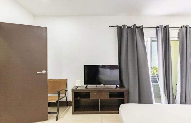 Apt - Gated Community-sleeps 4-balcony-parking - Foto 2