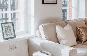 2 Bed Apartment Overlooking the Square Step Out to Shops & Dining - Foto 6