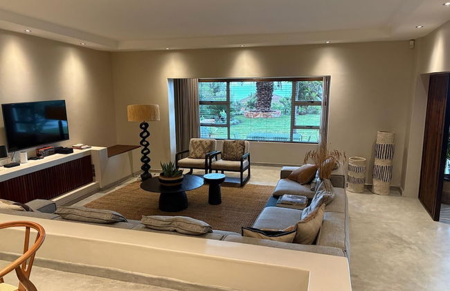 Relax in Style at This Stunning Villa in Camps Bay, Cape Town - Photo 11