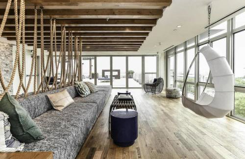Urban 2BR Oasis with Scenic Rooftop and Gym - Foto 35