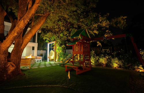 The World's Mansion - Game Room, 9 Bedrooms, HtdPool, Mini Golf, BBQ - Foto 44