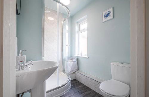 Stunning Home Ideal for comfort by Our Home Short Stays Free parking fast Wi-Fi and plenty of shops and eating options close by - Foto 13