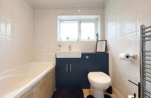 Raygill LT 4 Bedroom House By Furnished Accommodation - Private Parking - Perfect For Families & Contractors - Foto 37