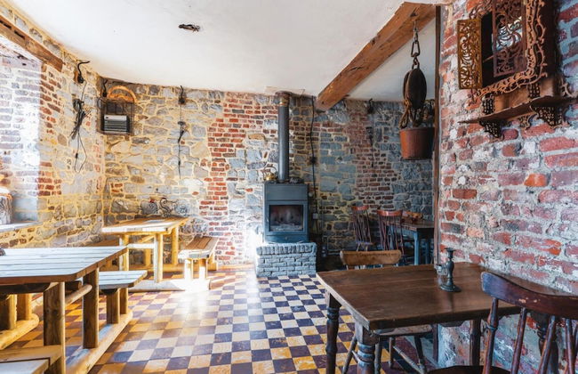 Cozy Studio in a 16th Century Castle - Photo 23