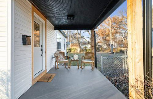 Urban Oasis Cozy Home Near Downtown with Game Room and Firepit - Foto 13