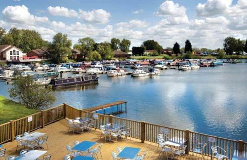 Lovely Static Caravan at Billing Aquadrome - Photo 18