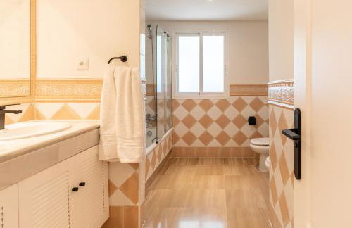 Fantástico Ático Dúplex en Marbella, con vistas al mar y a 300 metros de la playa - Photo 18