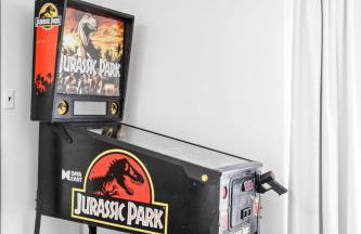 5BR 2BA Fun Family Home Sleeps 12 Pinball TVs 15m DT - Foto 12