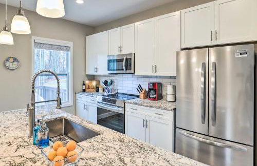 Modern Candler Home with Deck and Yard! - Foto 9