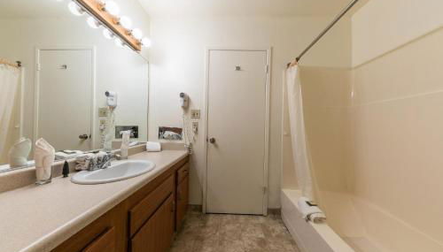 Spacious 1BR Condo w/ Lake View #136 at Donner Lake Village - Foto 2