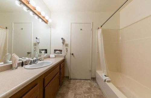 Spacious 1BR Condo w/ Lake View #136 at Donner Lake Village - Foto 2