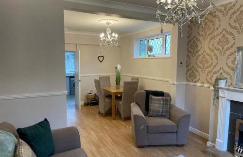 Charming 3-Bed Home Comfortable Stay in Coalville - Photo 12