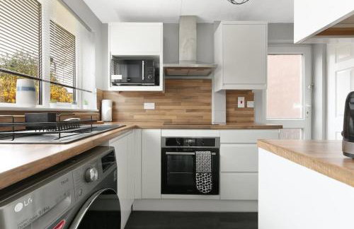 Superb 3 bed house, homely comforts close to supermarkets, with private parking on gated premise - Photo 18