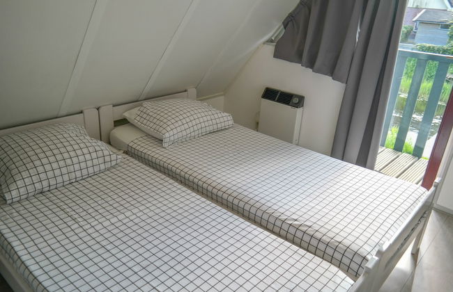 Modern Holiday Home at a Typical Dutch Canal, Close to the Lauwersmeer - Photo 3