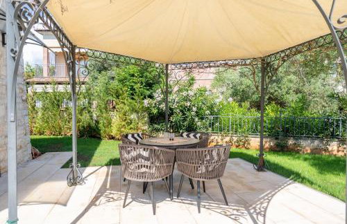 Charming Orange Apartment with Private Pool and Garden Oasis - Foto 18