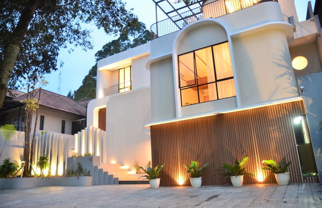 Maplewood Mountain 9BR with Heated Pool - Photo 41