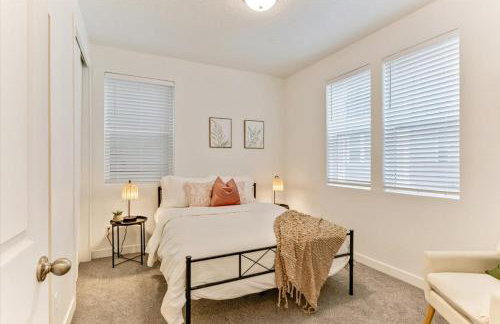 Modern 4BR Home Rooftop Patio Mountain Views - Foto 7