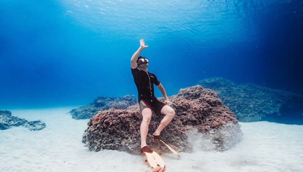 Saludando bajo el agua