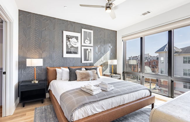 Prime Walkable Midtown Location Pool Gym Outlaw s Den by Avantstay - Foto 5