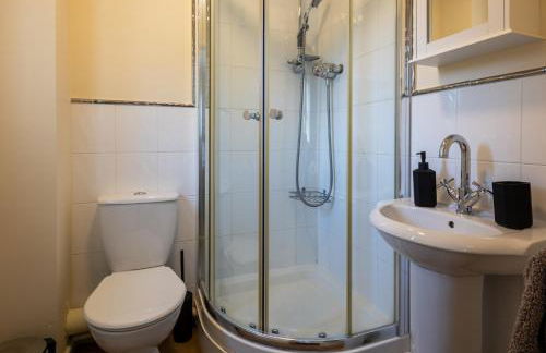 Comfy Chippenham Double Ensuite Home with Large Garden with Parking x 4 - Foto 34