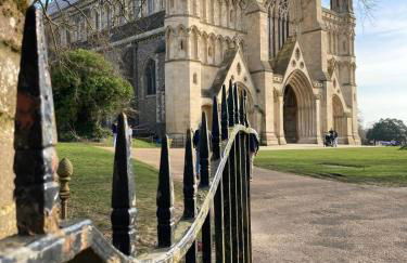 Urban Chic- Stylish Flat in the Heart of St Albans - Photo 39