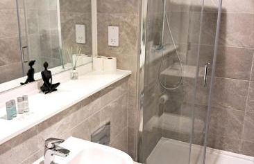 Lets Stay SA Manchester I 2Bed 2Bath l Waterfront l Private Balcony I Relaxing Retreat I Great Location - Foto 9