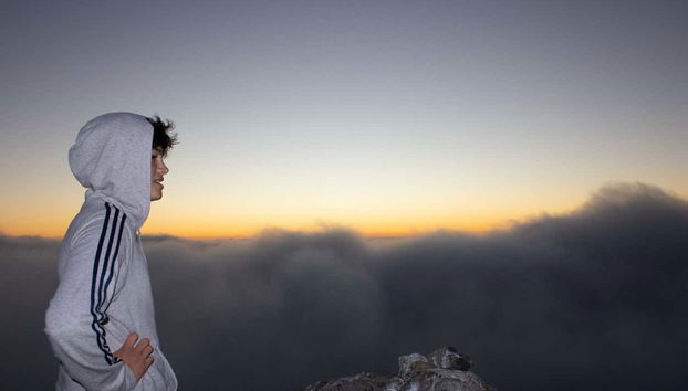 Contemplando el atardecer desde el cerro Tamaya