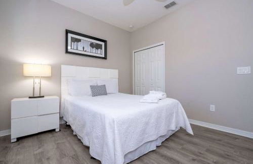 4BR Lakefront - Themed Rooms - Pool & BBQ! - Foto 54