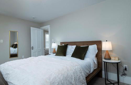 Updated Family-sized Home in Heart of Rutland, Near Slopes, EV Level 2, Hot Tub - Photo 26