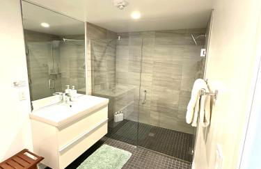 Modern 2 Bdrm w/Parking in the Heart of Hillcrest - Foto 17