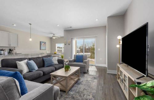 Modern 2BR & 2BA Condo with Garage & Patio - Foto 7