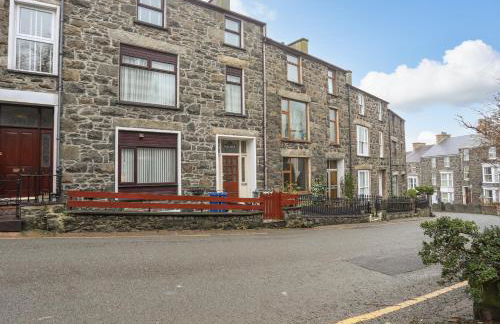 Hillside Apartment - Photo 1