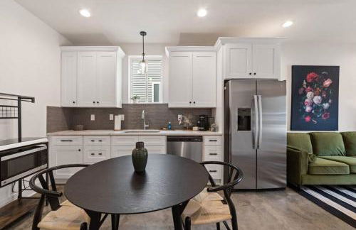 Teche House KING Bed Luxury Getaway Fast WiFi - Foto 14