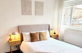 Newly refurbished 2 BR Apartment in South London - Photo 2
