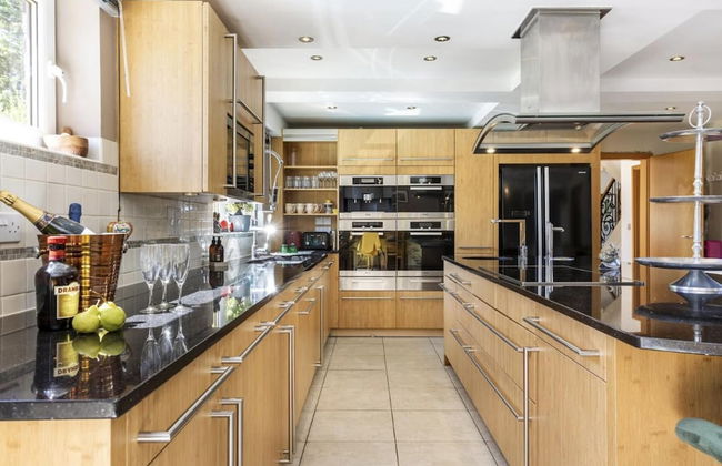 Sleeps10/18-parking-garden-pool-hottub-balcony - Foto 10