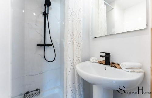 Beachside Retreat with Private Terrace - Foto 10