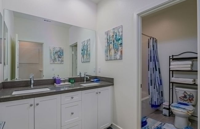 Luxurious Ontario Townhouse Ideal Family Retreat - Photo 29