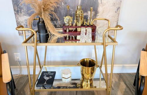 Coastal Harbor, King Bed, Pickleball Gear, Golf set, BBQ- 1 dollar rides to Beach, by Maven Vacation Rentals - Foto 26