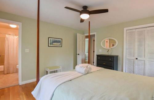 Pond Front Home with Private Dock - Foto 13