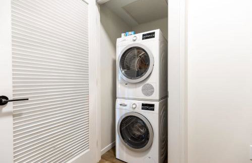 Luxury Apt Seaport with Pool - Photo 14