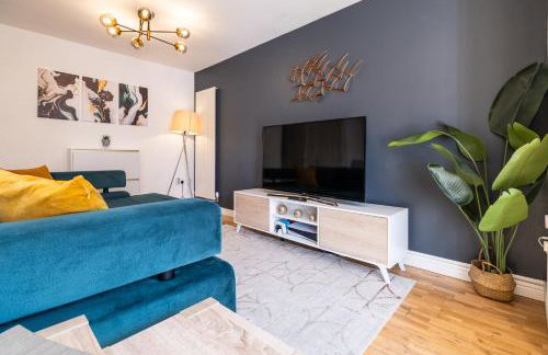 Modern and Spacious Home From Home 1 mile from M1 - with Netflix, Prime Video, PS5, free parking, superfast WiFi, BBQ - Sleeps 11 - By Brightleap Apartments - Foto 23