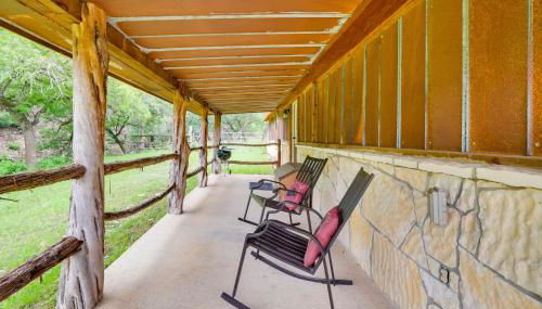 Rural and Horse-Friendly Cabin about 24 Mi to Bandera! - Foto 2