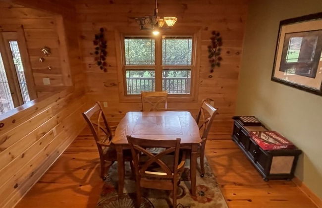 Deluxe log cabin! Pet and motorcycle friendly - enjoy nature with family and friends! 3 Bedroom Cabin by RedAwning - Foto 16