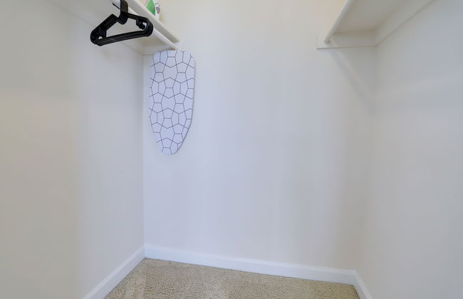 Gorgeous Apt with Rooftop City View - Photo 33