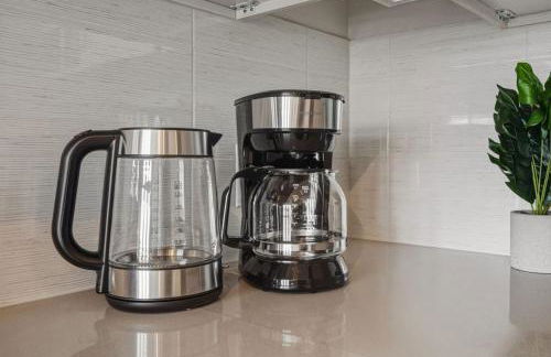 Skyline Retreat - Free Parking, Pool, Balcony - Foto 4